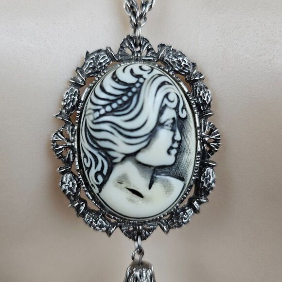 1970s Resin Cameo Black White Pendant Necklace Tassel Silver Tone Vintage - Picture 3 of 14
